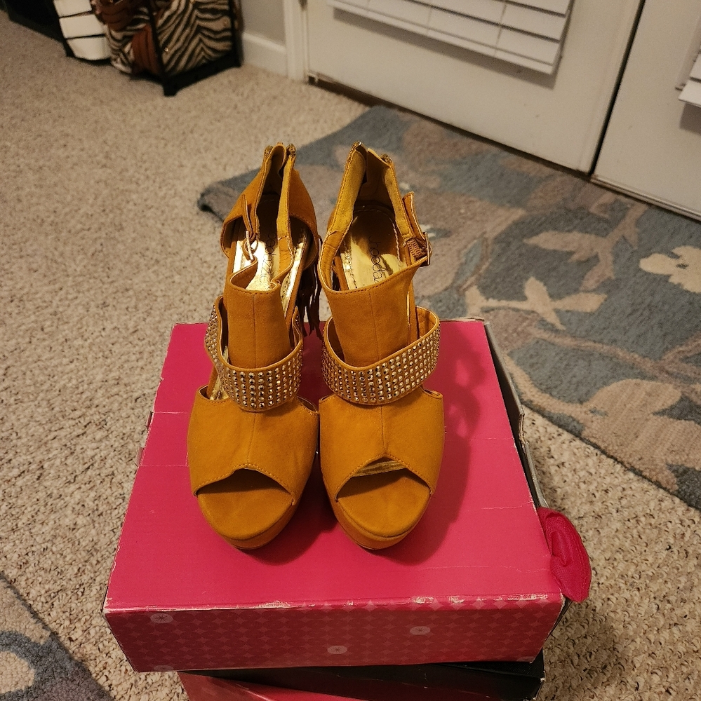 Heels - Picture 3 of 3